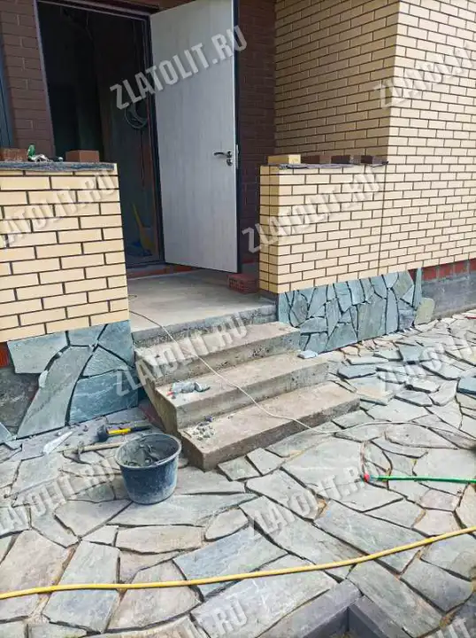 серо-зелёный плитняк златолит для мощения и облицовки в наличии от производителя